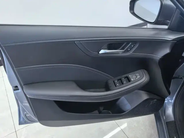 Roewe i5 — Фото автомобиля 7