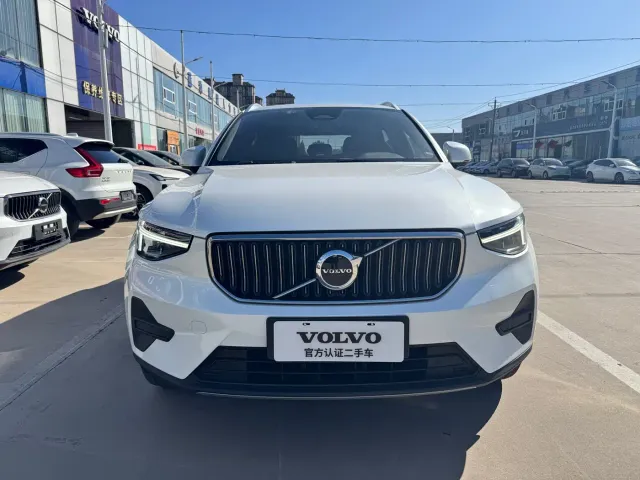 Volvo XC40 — Фото автомобиля 2