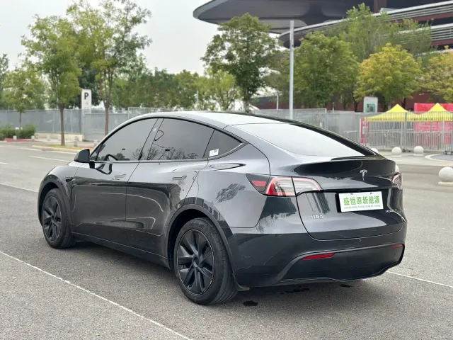 Tesla Model Y — Фото автомобиля 17