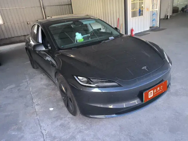 Tesla Model 3 — Фото автомобиля 11