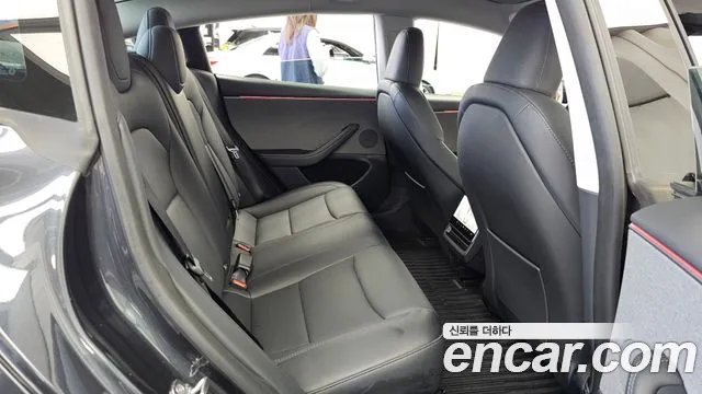 Tesla Model 3 — Фото автомобиля 12