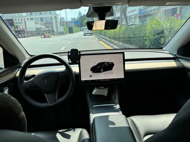 Tesla Model Y — Фото автомобиля 5