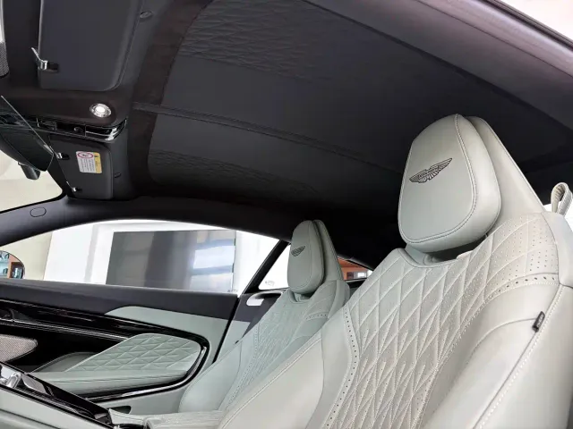 Aston Martin DB12 — Фото автомобиля 5