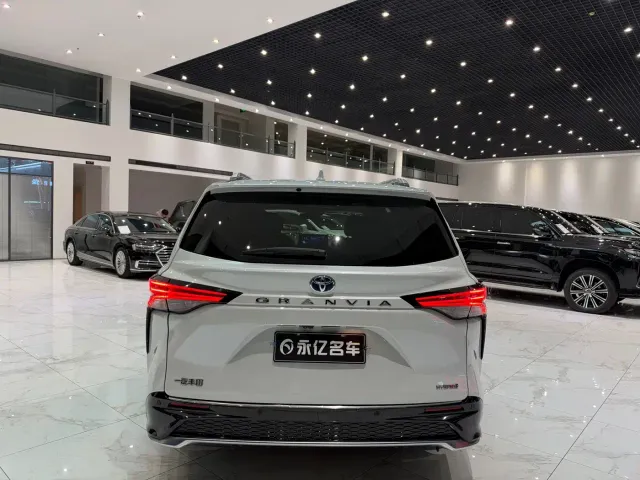 Toyota Granvia — Фото автомобиля 11