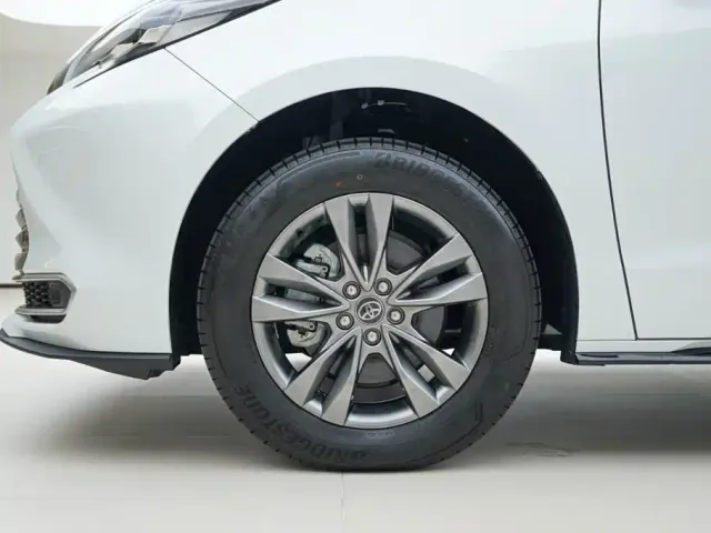Toyota Sienna — Фото автомобиля 15