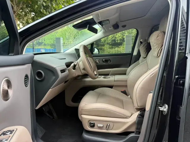 Li Auto i8 — Фото автомобиля 4
