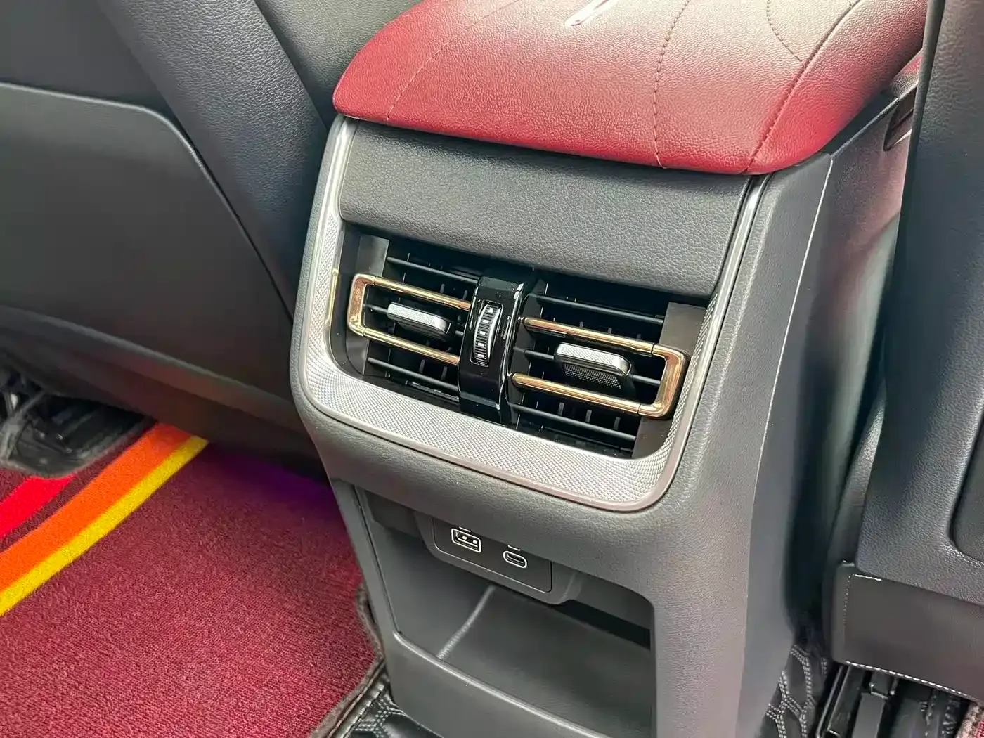 Hongqi Hongqi H5 2023 2.0T Auto Smart Connect Flag Comfort — Фото автомобиля 24