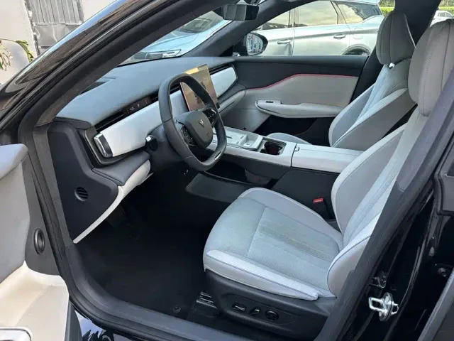 Voyah Auto Voyah Zhiyin 2024 Long Range Super Charging Edition — Фото автомобиля 3