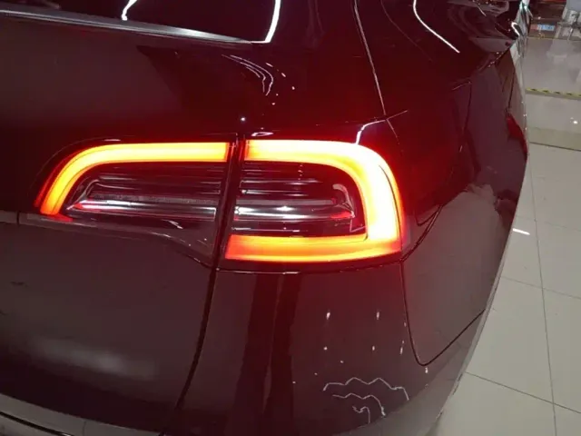 Tesla Model Y — Фото автомобиля 23