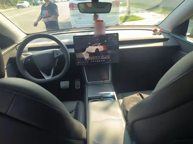 Tesla Model Y — Фото автомобиля 5