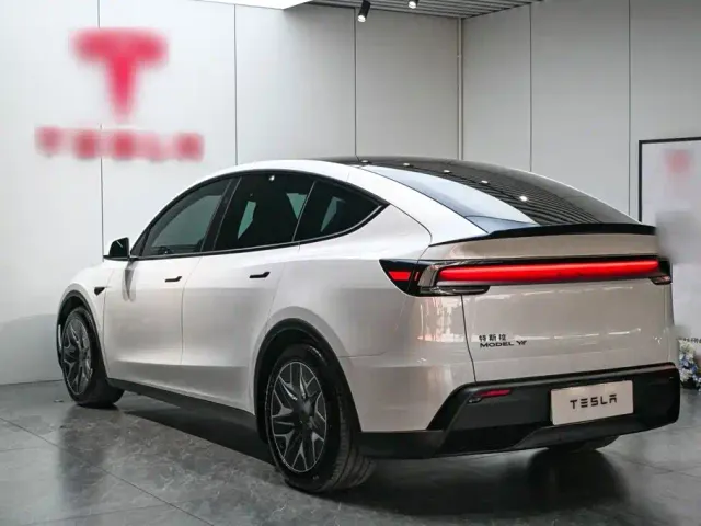 Tesla Model Y L — Фото автомобиля 4