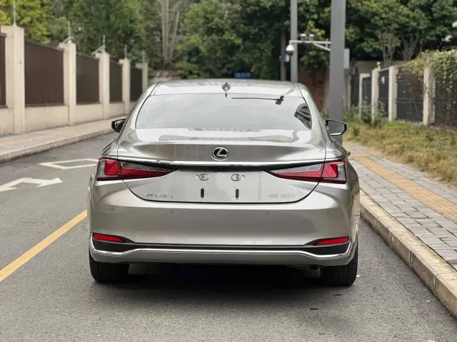 Lexus ES — Фото автомобиля 7
