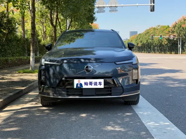 Volvo XC70 Plug-in Hybrid — Фото автомобиля 2