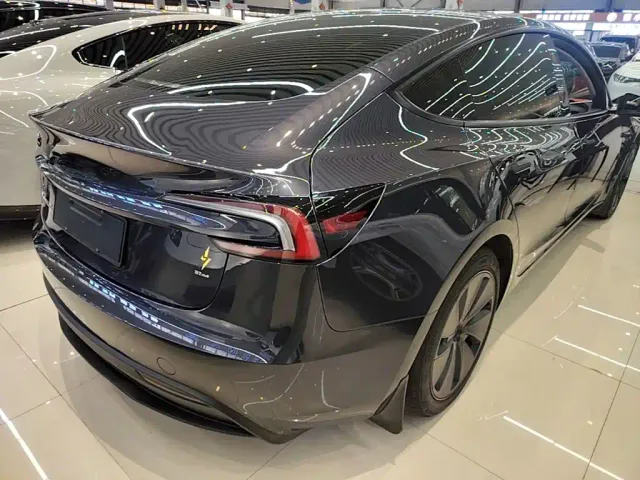 Tesla Model 3 — Фото автомобиля 6
