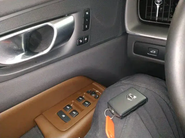 Volvo XC60 — Фото автомобиля 8