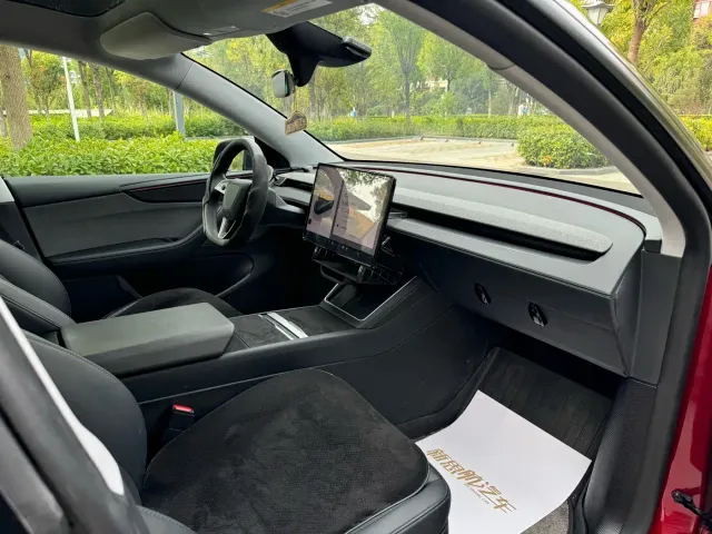 Tesla Model Y — Фото автомобиля 4