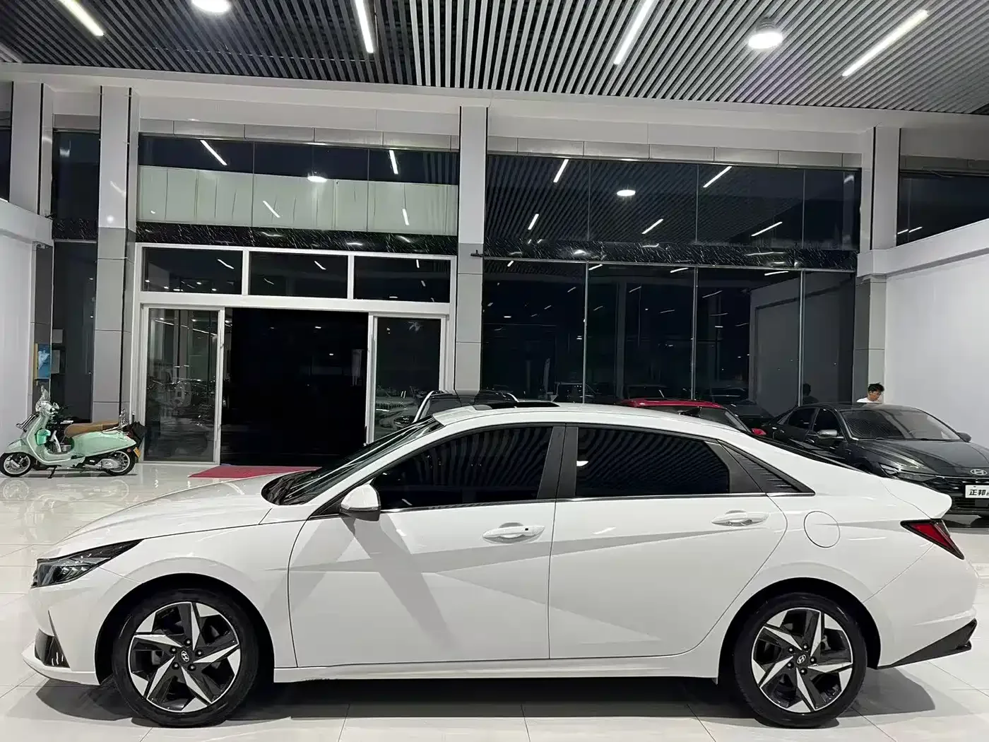 Hyundai Elantra 2021 1.5L CVT LUX Premium Edition — Фото автомобиля 3