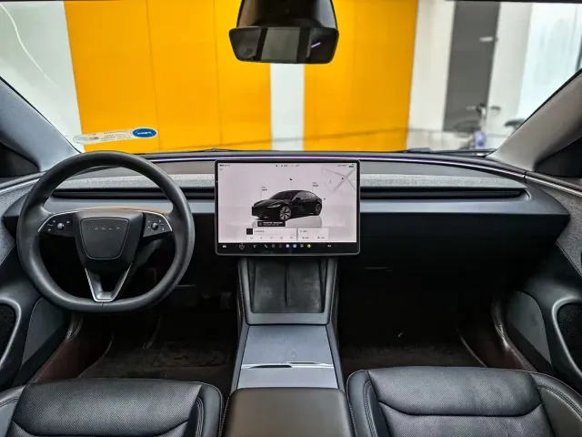 Tesla Model 3 — Фото автомобиля 5