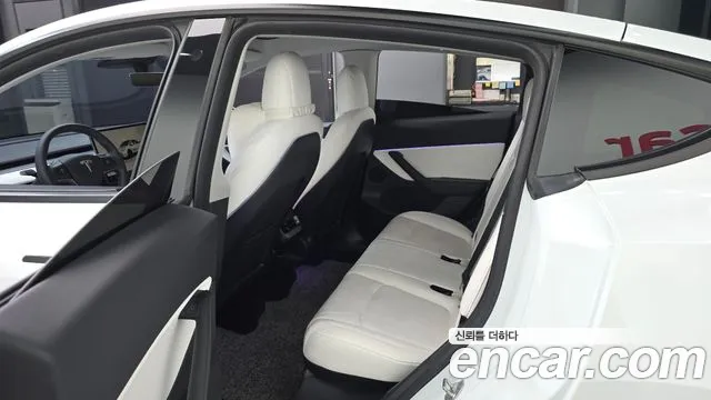 Tesla Model Y — Фото автомобиля 11