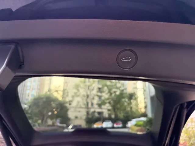 Tesla Model Y — Фото автомобиля 17