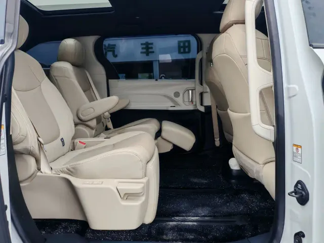 Toyota Sienna — Фото автомобиля 12