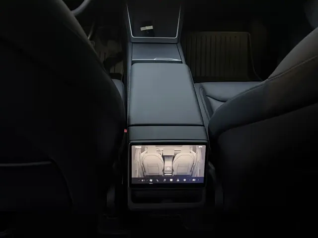 Tesla Model Y — Фото автомобиля 10