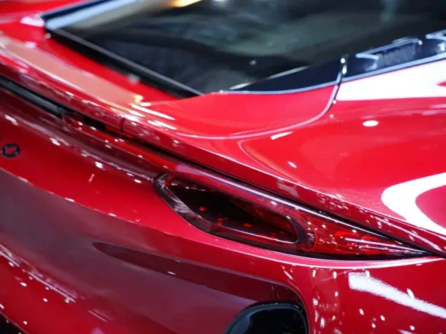 Lotus Emira — Фото автомобиля 6