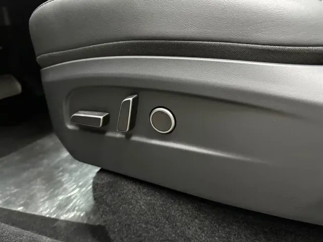 Tesla Model Y — Фото автомобиля 15