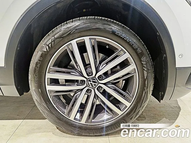 Volkswagen Tiguan — Фото автомобиля 3