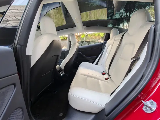 Tesla Model 3 — Фото автомобиля 8