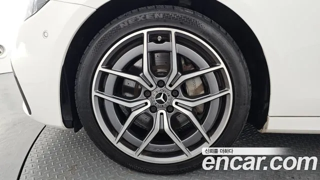 Mercedes-Benz E-Class — Фото автомобиля 3