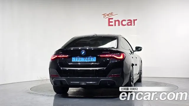 BMW i4 — Фото автомобиля 4