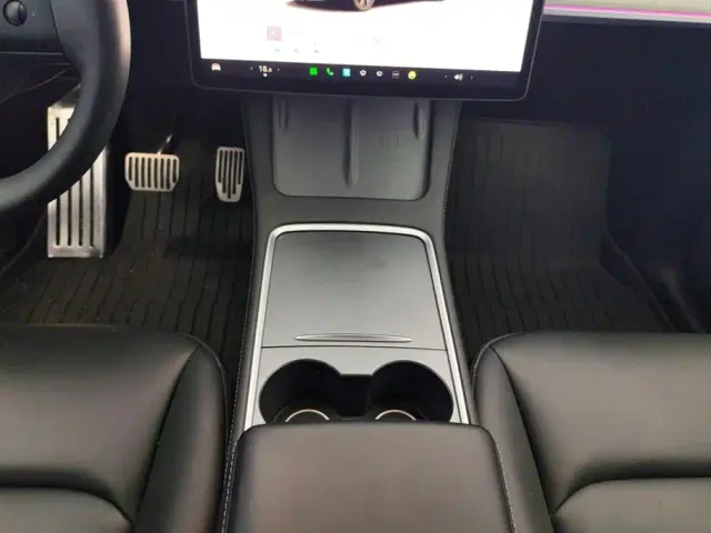 Tesla Model Y — Фото автомобиля 16