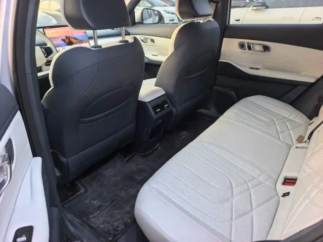Geely Galaxy Starship 7 EM-i — Фото автомобиля 4