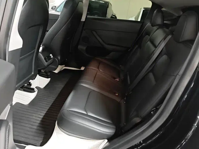 Tesla Model Y — Фото автомобиля 16