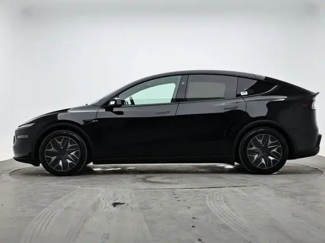 Tesla Model Y L — Фото автомобиля 6