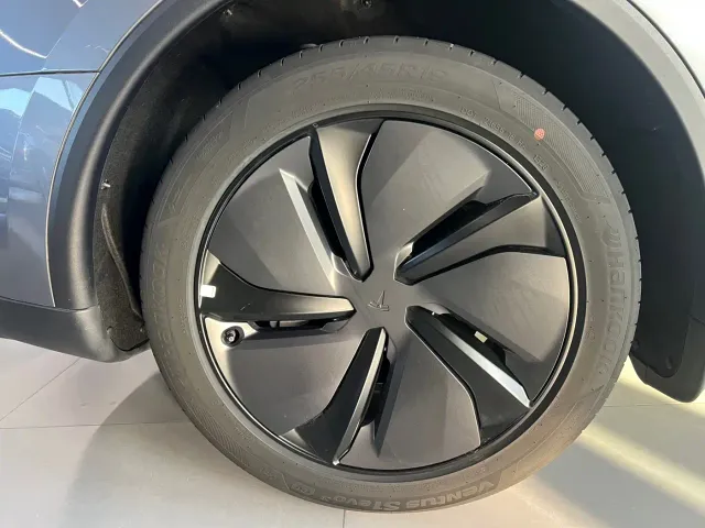 Tesla Model Y — Фото автомобиля 17