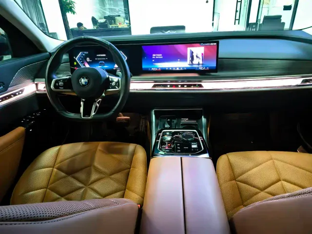 BMW 7 Series — Фото автомобиля 14