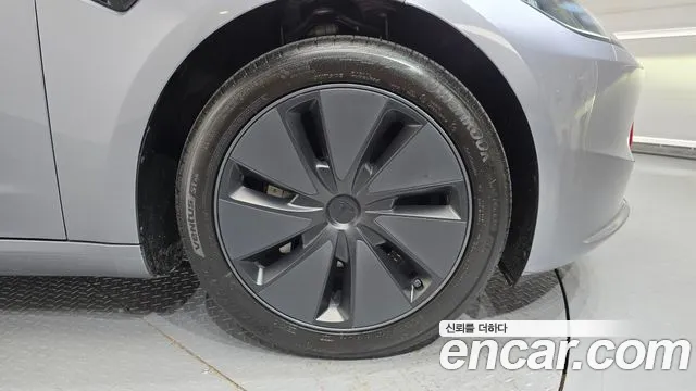 Tesla Model 3 — Фото автомобиля 6