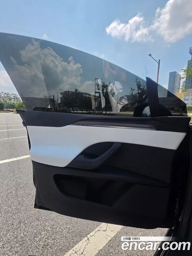 Tesla Model X — Фото автомобиля 15