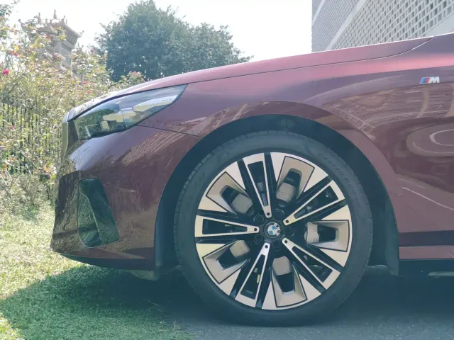 BMW 5 Series — Фото автомобиля 10