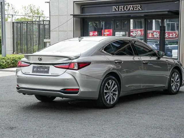 Lexus ES — Фото автомобиля 4