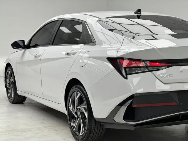Hyundai Elantra — Фото автомобиля 16