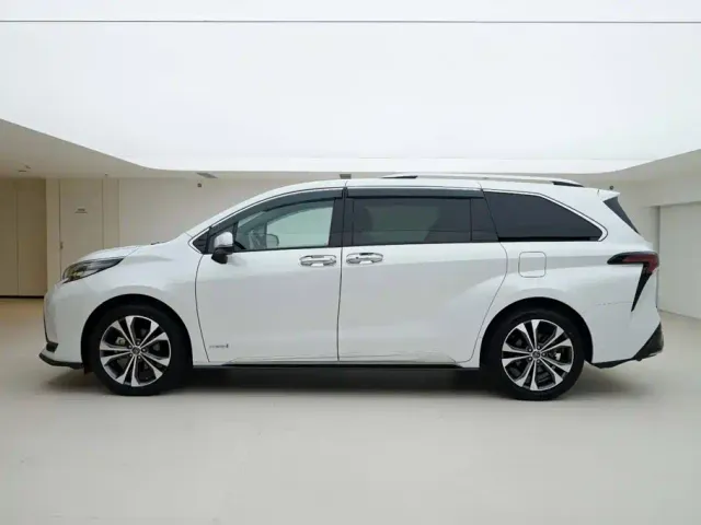 Toyota Granvia 2022 2.5L Hybrid Noble Edition — Фото автомобиля 3