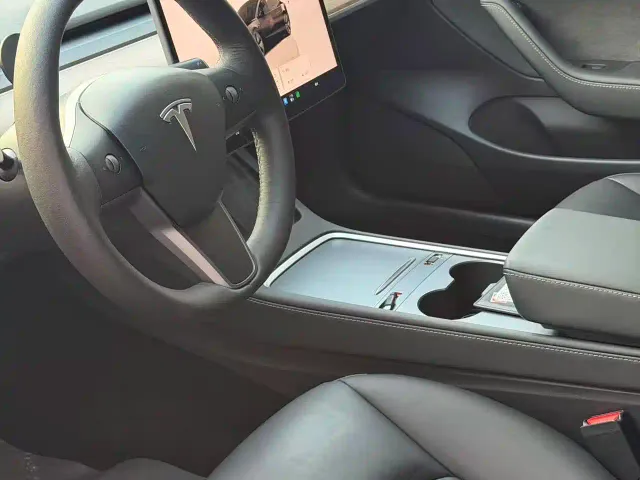 Tesla Model 3 — Фото автомобиля 5