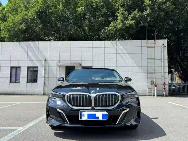 BMW 5 Series — Фото автомобиля 2