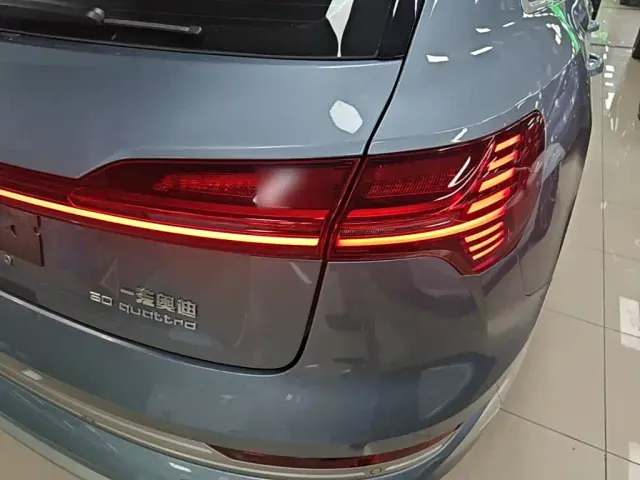 Audi e-tron — Фото автомобиля 7