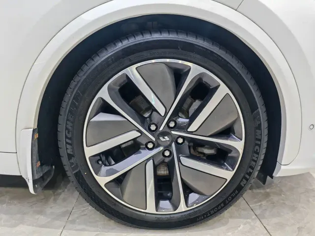 Li Auto L7 — Фото автомобиля 12
