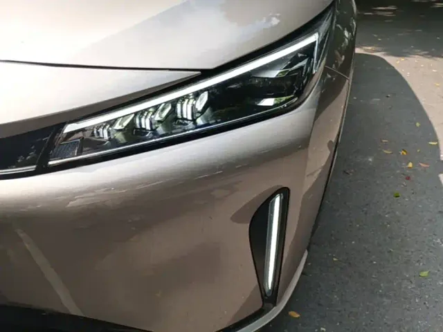 Roewe D5X DMH — Фото автомобиля 23