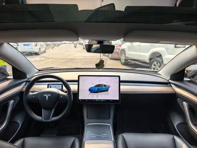 Tesla Model 3 — Фото автомобиля 5